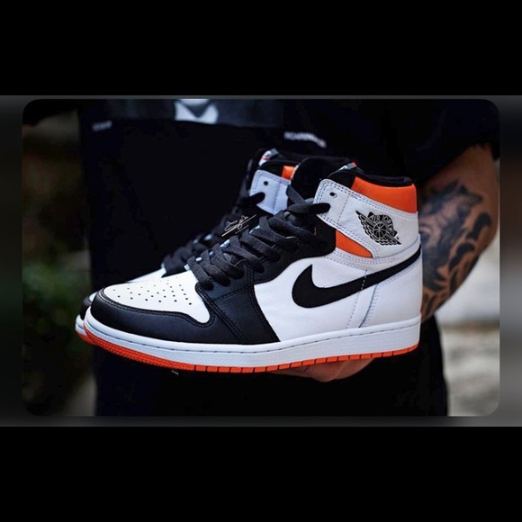 Retro 1 electro orange comes with box and shoe